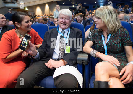 Priti Patel (links) mit Boris Johnson's Vater Stanley Johnson und Schwester Rachel Johnson sehen Sie ihn bei einer Veranstaltung am Rande der Konservativen Partei jährliche Konferenz an der International Convention Centre, Birmingham. Stockfoto