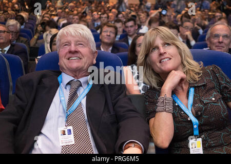 Boris Johnson's Vater Stanley Johnson und Schwester Rachel Johnson sehen Sie ihn bei einer Veranstaltung am Rande der Konservativen Partei jährliche Konferenz an der International Convention Centre, Birmingham. Stockfoto