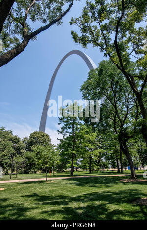 Wahrzeichen der Gateway Arch, dem Tor zum Westen, in der Innenstadt von St. Louis, Missouri, USA Stockfoto