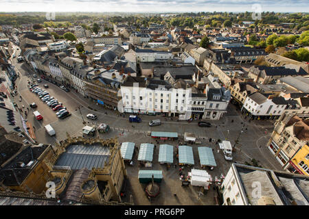 Stadtzentrum und Cirencester Cirencester Park Luftbild, von der Oberseite der Pfarrkirche fotografiert. Stockfoto