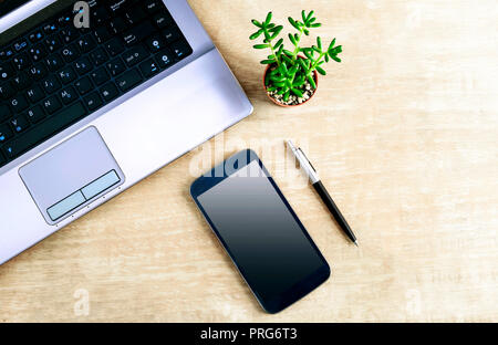 Ein Schreibtisch ein Computer Schreibtisch, eine Ansicht von oben mit einem Mobiltelefon und einem Stift auf den Tisch gelegt. Stockfoto