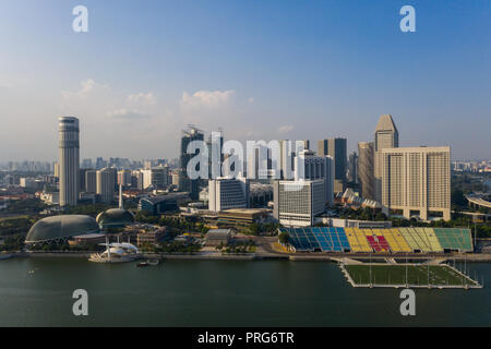 Luftaufnahme der Raffles Ave Stadtgebiet, das mit modernen Gebäuden in Singapur gebaut ist. Stockfoto