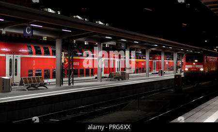 Leere Regionalbahn der Deutschen Bahnd im Hauptbahnhof Frankfurt Deutschland Stockfoto