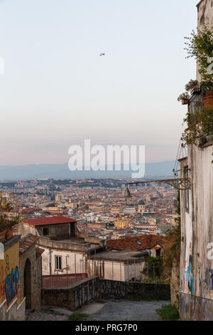 Blick über Neapel und die umgebende Bucht bei Sonnenuntergang vom Castel Sant'Elmo in der vomero Bezirk in Neapel, Italien Stockfoto