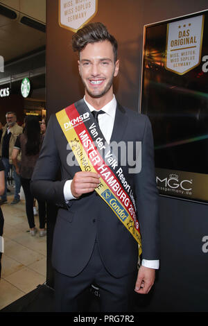 Schönheit Wettbewerb und jährliche Wahl von Mister und Miss Hamburg 2018 gehalten an Europa Passage Mit: Tom von Holtzapfel (Miss und Mister Hamburg) Wo: Hamburg, Deutschland Wann: 31. Aug. 2018 Credit: Becher/WENN.com Stockfoto