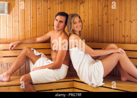 Paar beim Sauna Stockfoto