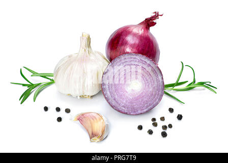 Schöne frische rote Zwiebeln, Gruppe von Objekten oder Zutaten zum Kochen, auf weißem Hintergrund. Stockfoto