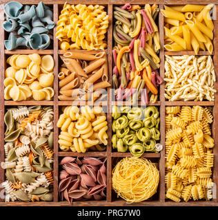 Sortierte bunte italienische Pasta in Holzkiste Stockfoto