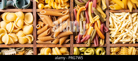 Sortierte bunte italienische Pasta in Holzkiste Stockfoto