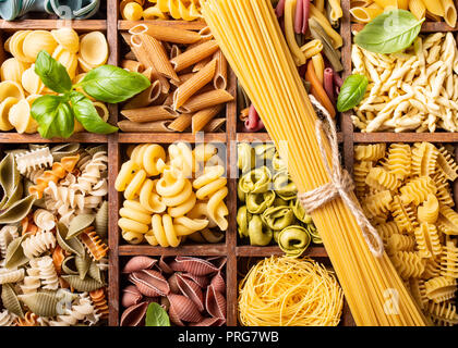 Sortierte bunte italienische Pasta in Holzkiste Stockfoto
