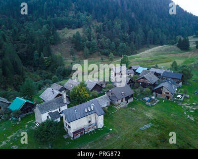 Abgelegene Schweizer Bauernhoftage im Schweizer tessin hoch oben in den Bergwäldern Stockfoto