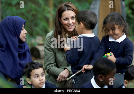 Die Herzogin von Cambridge spricht zu den Kindern an Sayers Croft Wald Schule und Wildlife Garten am Paddington Recreation Ground, London. Stockfoto