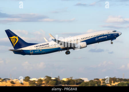 Ryanair Boeing 737-8 als [REG: EI-DCL] in speziellen Boeing Farben, in den späten Abend. Stockfoto