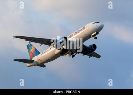Kleine Planeten Airlines Airbus A320-232 [REG: LY-SPA] vom 13. in den späten Abend. Stockfoto