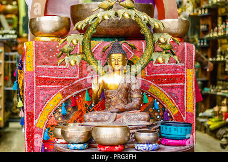 Dekorative bronze Buddha Statue auf der Camden Market in London. Stockfoto