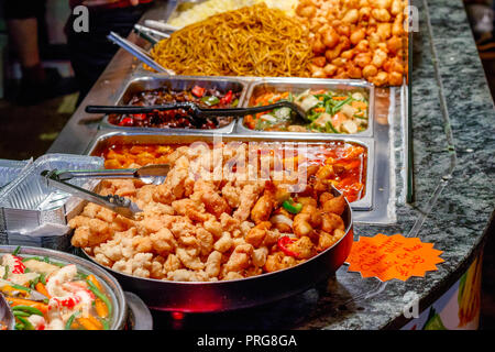 Vielzahl von Gekochtes chinesisches Essen auf dem Display zum Mitnehmen bei Camden Market in London. Stockfoto