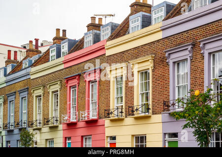 Fassade des bunten Reihenhäuser in Camden Town, einem Ortsteil von North West London Stockfoto