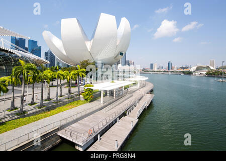 Blick auf die Stadt auf das Art Science Museum und die umliegenden Sehenswürdigkeiten. Stockfoto