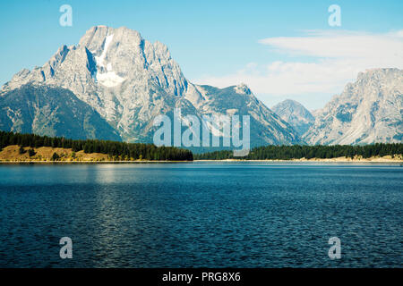 Ausblick auf den Mt. Moran von der Jackson Lake im Grand Teton National Park Stockfoto