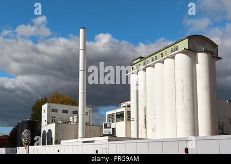 Ikonische, Stillgelegten, verlassenen ehemaligen Fabrik, zerkleinert Weizen in Welwyn Garden City, England, September 2018 Stockfoto