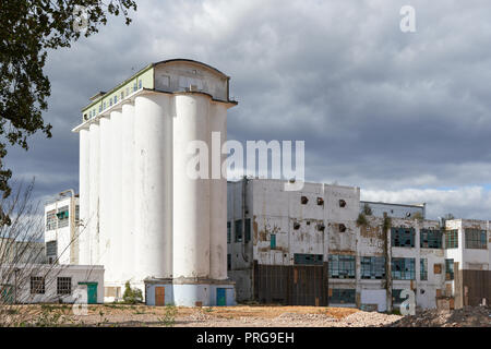 Ikonische, Stillgelegten, verlassenen ehemaligen Fabrik, zerkleinert Weizen in Welwyn Garden City, England, September 2018 Stockfoto