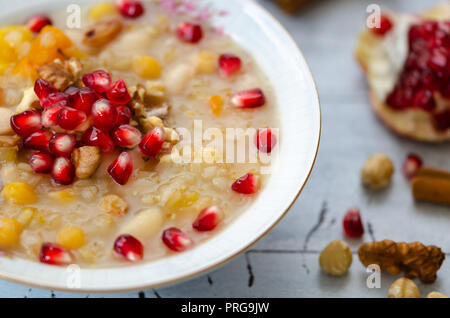 Traditionelle türkische Desserts Asure oder Ashure aus gekochtem Getreide mit getrockneten Früchten und Granatapfel Körner. Stockfoto