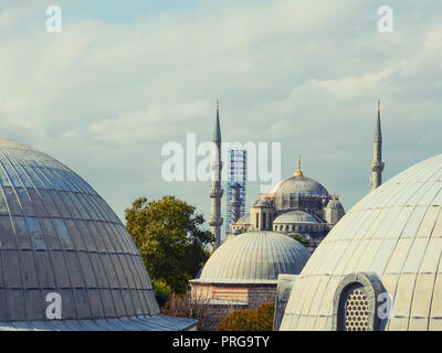 Wiederherstellung der Blauen Moschee in Istanbul. Ansicht zwischen der Kuppel der Hagia Sophia. Stockfoto
