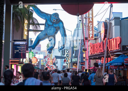 LOS ANGELES, Ca - 9/9/2018: Universal City Walk mit Touristen und Besuchern überfüllt. Stockfoto