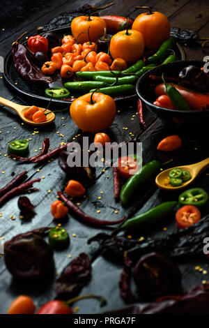 Vielzahl von Chili peppers. Irgendeine Art von Habanero, Manzano, Serrano und pasilla Pfeffer. Sehr würzig Stockfoto