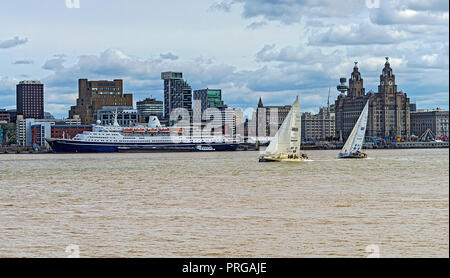 Clipper Round the World Race 2017-18 2 Yachten an der Waterfront von Liverpool und das Royal Liver Building am Sonntag, den 20. August 2017, Stockfoto