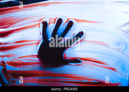 Handabdruck auf schmutzige Fenster aus Glas, abstrakten Hintergrund Stockfoto