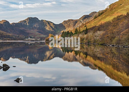 Reflexionen in Llyn Crafnant am Rand des Gwydir Forest, südwestlich mit dem Craig Wen Berg in der Nähe von Llanwrst Snowdonia North Wales UK Stockfoto