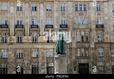 Seccessionist Gebäude auf Jozsef nador Platz mit der Statue des Erzherzogs im Vordergrund Budapest, Ungarn, Osteuropa Stockfoto