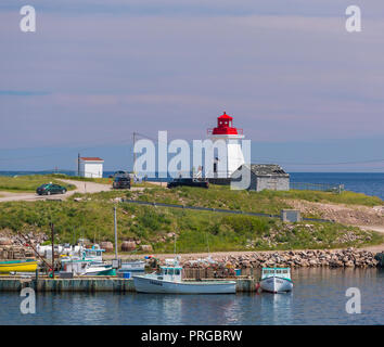 NEIL'S HAFEN, Cape Breton, Nova Scotia, Kanada - Leuchtturm im kleinen Fischerdorf. Stockfoto