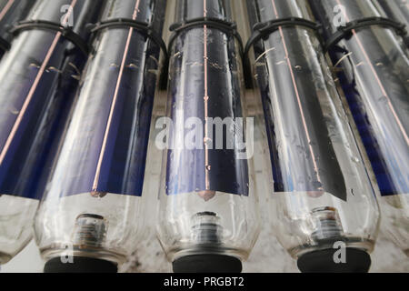 Solare Warmwasserbereitung Rohre auf Dach Stockfoto