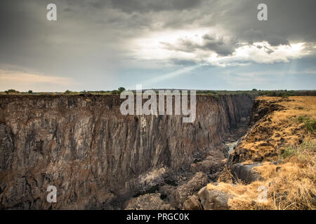 Victoria Falls, Zimbabve, Afrika - der größte Wasserfall der Welt - während der trockenen Jahreszeit Stockfoto