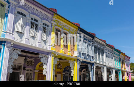 Vorderansicht des traditionellen vintage Singapur shop Haus oder Geschäftshaus mit antiken roten, gelben und blauen Fensterläden aus Holz im historischen Little India. Stockfoto