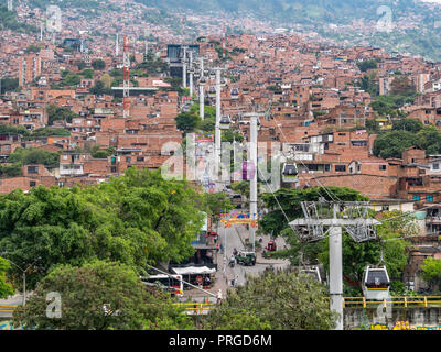 Seilbahn oder der Gondel in Medellin, Kolumbien,. Der öffentliche Verkehr in Medellin ist auch eine Fahrt mit einer Gondel, die Sie in die höheren Ebenen nimmt Stockfoto