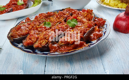 Garniyarikh, Fleisch, Knoblauch, Kräuter und Tomaten gefüllte Auberginen, aserbaidschanische Küche, Traditionelle verschiedene Gerichte, Ansicht von oben. Stockfoto