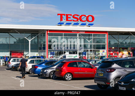 Äußere der Newmarket Road Tesco Supermarkt, Parkplatz und Haupteingang, Cambridge, Großbritannien Stockfoto