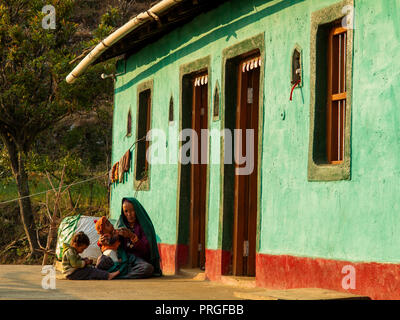 Familie bei Kala Agar Dorf auf Kumaon Hügel, Uttarakhand, Indien Stockfoto