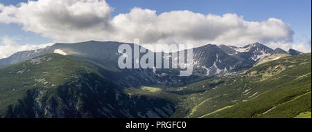 Herrlicher Panoramablick von Sonnenbeschienenen Rila-gebirge Hochland und Mussala Gipfel am Horizont Stockfoto