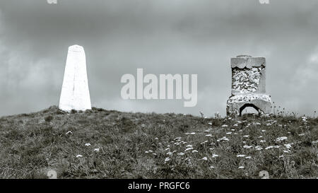 Schwarze und weiße Blick auf Grenze Stein und gipfelstein auf Silber Kopf Hügel auf alten Berg Stockfoto