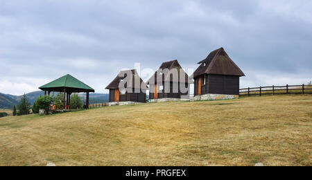 Drei traditionellen wenig, Holzhütten und ein Gartenhaus in Jokino Vrelo, Serbien, in der Nähe von Zlatibor Berg Stockfoto