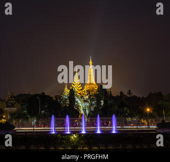 Heiligen alten Goldenen Felsen Stupa in Myanmar Stockfoto