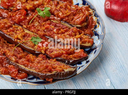 Garniyarikh, Fleisch, Knoblauch, Kräuter und Tomaten gefüllte Auberginen, aserbaidschanische Küche, Traditionelle verschiedene Gerichte, Ansicht von oben. Stockfoto