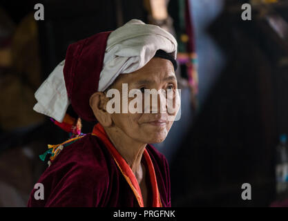 YANGON/MYANMAR - 10. FEBRUAR 2016: Indische ausgebildete Landwirt in seinem Zuckerrohr Feld, ländlichen Dorf Salunkwadi, Ambajogai, Beed, Maharashtra, Indien, Süd Stockfoto