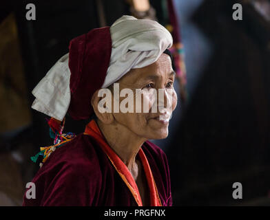 YANGON/MYANMAR - 10. FEBRUAR 2016: Indische ausgebildete Landwirt in seinem Zuckerrohr Feld, ländlichen Dorf Salunkwadi, Ambajogai, Beed, Maharashtra, Indien, Süd Stockfoto