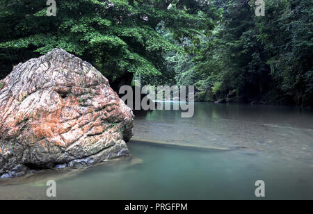 Der Fluss Kualsa Buluh, der durch den Gunung Leuser National Park bei Tangkahan in Sumatra, Indonesien verläuft Stockfoto