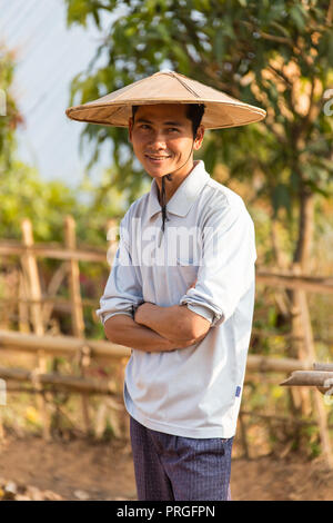 YANGON/MYANMAR - 10. FEBRUAR 2016: Indische ausgebildete Landwirt in seinem Zuckerrohr Feld, ländlichen Dorf Salunkwadi, Ambajogai, Beed, Maharashtra, Indien, Süd Stockfoto